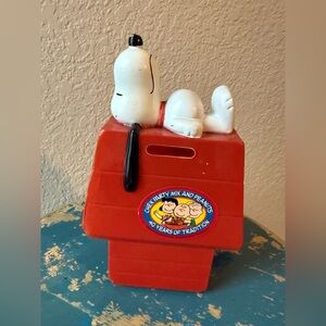 Vintage Snoopy doghouse bank.  Collectible. Great gift. 
Excellent condition.